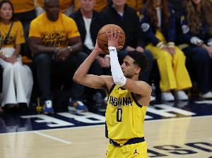 小莫：哈利生涯轨迹很像保罗 继续保持的话会成历史最佳控卫之一