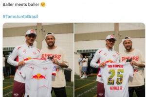 见到偶像！哈维-西蒙斯与内马尔合影，向后者赠送莱比锡球衣