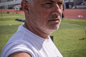 通关✔穆帅是唯一三级欧战夺冠的教练，切尔西是唯一三级夺冠球队