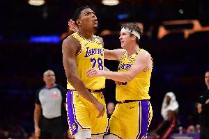 记者：湖人内部对于如何处理里夫斯与八村塁爆发了激烈的争论