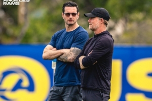 跨界取经？🤔雷迪克造访NFL公羊队训练 佩戴墨镜🕶️表情严肃