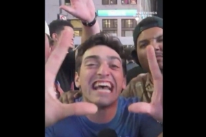 纽约球迷赛后相当激动 一球迷大喊：再赢两场 尼克斯TMD七场拿下