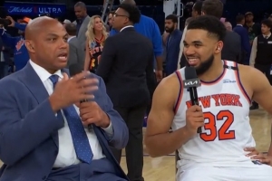 🤣巴克利：你为什么总会犯一些愚蠢的犯规？唐斯：只有上帝知道