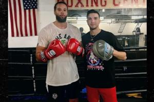 天赋➡️拳击台！33岁迈卡威转战拳坛首秀告捷 击败36岁业余拳手~