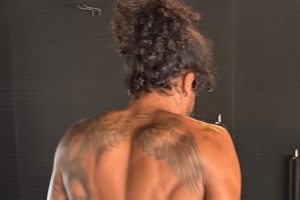 惬意时光！杰伦-格林社媒晒度假视频 展示背部肌肉和纹身