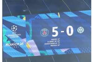 五指山！巴黎官方社媒晒欧冠决赛5-0比分板✋