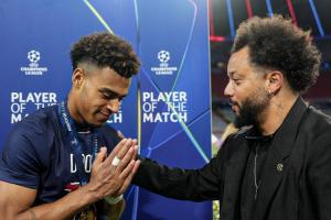 谦逊有实力！马塞洛为杜埃颁发决赛MVP奖杯，后者向前辈弯腰致意