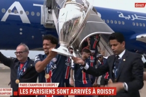 凯旋归来！巴黎携大耳朵杯抵达法国首都，纳赛尔&马队高举奖杯