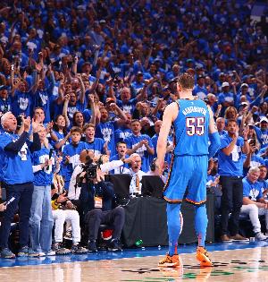 哈滕：我们防守没任何薄弱环节 不会让对手针对性地针对某名球员