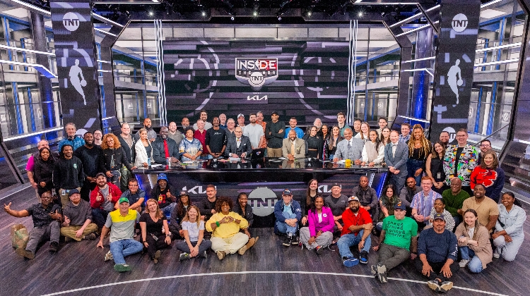 泪目😭TNT结束与NBA36年合作 为全体员工颁发戒指&合影留念