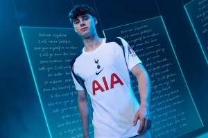 热刺发布新赛季主场球衣：传统百合白底色+深蓝袖