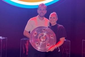 庆祝不停歇！妻子社媒晒手捧沙拉盘与凯恩合照：德甲冠军🙌