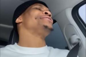 愉悦舒畅😄威少晒出车内放声高歌视频片段🎤