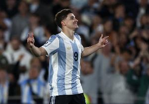 2022年世界杯之后，阿尔瓦雷斯首次连续两场国家队比赛破门