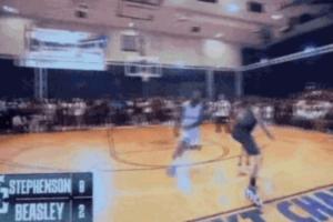 好球？比斯利转身携带球撤步跳投命中裁判未吹罚引网友质疑