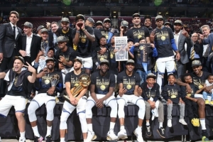 7年前的今天：勇士4-0横扫骑士夺两连冠 此后7年NBA产生不同的7冠