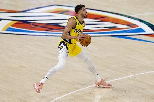 手凉！哈利伯顿半场5投仅1中拿到3分3助攻有2失误 正负值-6