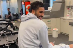 还不能下地！克雷格在训练中心发现塔图姆&惬意招呼 后者羞涩一笑