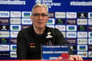 媒体人：伊万总算用442双后腰 孩子死了奶来了 男足历史最差主帅