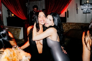 🌶️凯莉-詹娜玩丝袜套头整蛊游戏为顶级魔鬼身材闺蜜庆生🥵