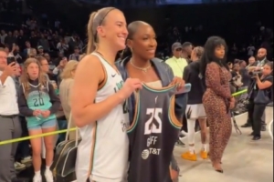 冠军🎾🏀约内斯库赛后向法网冠军高芙赠送球衣 2人合影留念