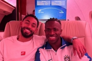 维尼修斯晒照与库尼亚一起去美国，并配文：谢谢你的助攻