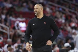 不给挖👀尼克斯寻求获得与乌度卡进行谈判的许可 但被火箭拒绝