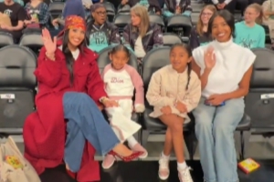 开开心心🥰瓦妮莎携3个女儿 前排观看WNBA自由人VS天空比赛