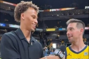 高球商🤣丹尼尔斯问如何做到5抢断 麦康纳答：努力打得像你一样