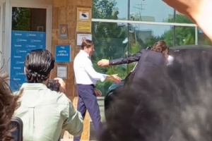 球迷热烈欢迎！阿诺德抵达医院接受皇马体检