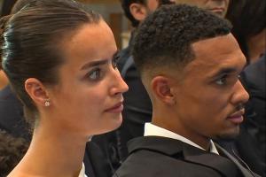 你小子有福啊😍阿诺德女友现身亮相仪式，一袭白色长裙惊艳众人