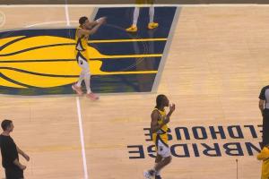 😡哈利伯顿最后时刻上篮被多特明显打手没吹 气死了狂跳不止