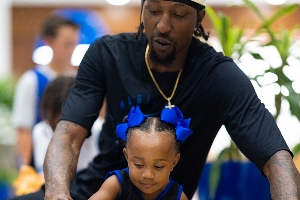 魔术队为波普儿子庆生 KCP现场展示珍藏球鞋