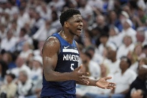 质量堪忧😩20年选秀重排：前3华子哈利马克西 怀斯曼险跌出首轮