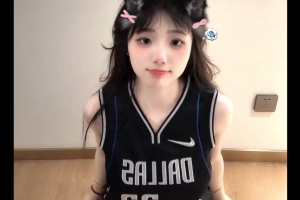 都是77🙈“宝贝77”😍身材炸裂&运球娴熟 今日上身东契奇球衣