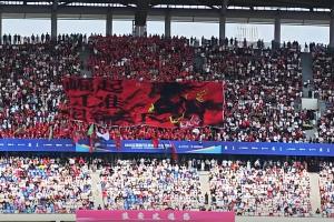 氛围超赞！淮安南京比赛一侧看台坐满观众，tifo“崛起江淮”瞩目