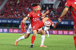 头球破门！博主：黄紫昌训练中不慎受伤，额眉处的伤口被缝八针