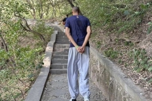 还是那件短袖！文班亚马被网友拍到在少林寺爬山修炼