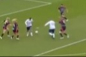 😂39岁大肚腩鲁尼慈善赛面对多名女足破门，倒地后队友一拥而上