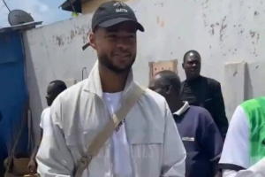 加克波造访多哥受到热烈欢迎，向民众分发利物浦球衣和食物