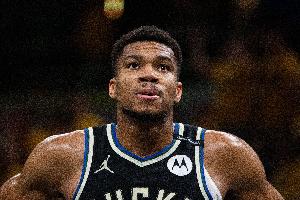 鹿媒：字母哥值23个首轮+多个首发+1亿+4辆布加迪+GM嫡长子😎