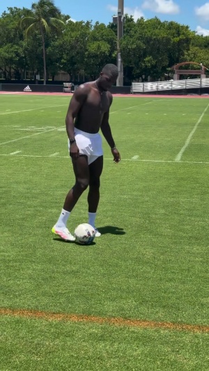 卖家秀！32岁博格巴光膀子花式颠球，健硕身材暂无下家身价为0