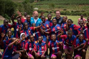 巴萨俱乐部基金会通过男女一线队球员的留言表达对难民的支持