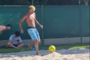 惬意时光！内马尔社媒晒出和亚马尔一起在沙地踢球的照片