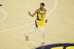 哈利谈带伤作战：我和教练说了 如果我在场伤害了球队就把我换下