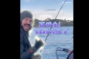 亚当斯：钓鱼的时候接到经纪人电话告诉我跟火箭续约了😎