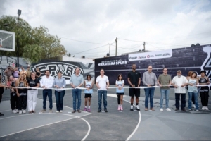 做公益！巴恩斯在墨西哥萨尔蒂洛翻新的两座多功能球场本周四揭幕