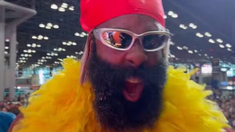 🐔像个火鸡？哈登cos前摔角手盛装亮相狂欢节😂