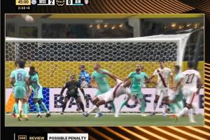 哈兰德点射打入世俱杯首球！阿坎吉禁区内被拉倒 VAR介入裁判判点