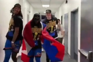 庆祝起来🎉多特身披加拿大+海地国旗 满脸笑容走在球员通道